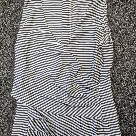 BOGO🎀Ann Taylor stripped V wrap tank top- Sz 10 - Picture 2 of 7